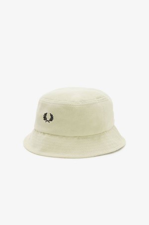 Fred Perry Piqué Bucket Hat Light Oyster | FP70430